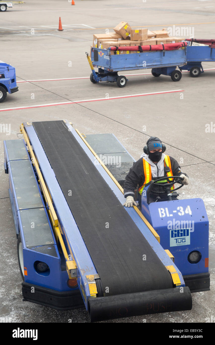 Denver, Colorado - un equipaje Handler se prepara para descargar el equipaje  de un avión de Southwest Airlines en el Aeropuerto Internacional de Denver  Fotografía de stock - Alamy