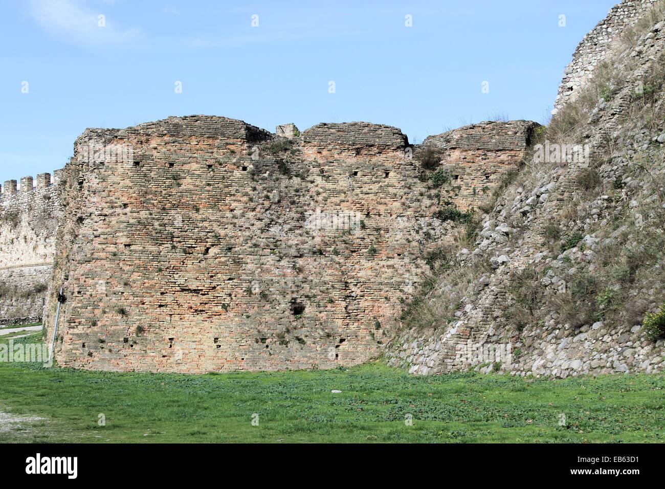 Antiguas murallas defensivas en Lonato, Lago de Garda, en el norte de Italia Foto de stock