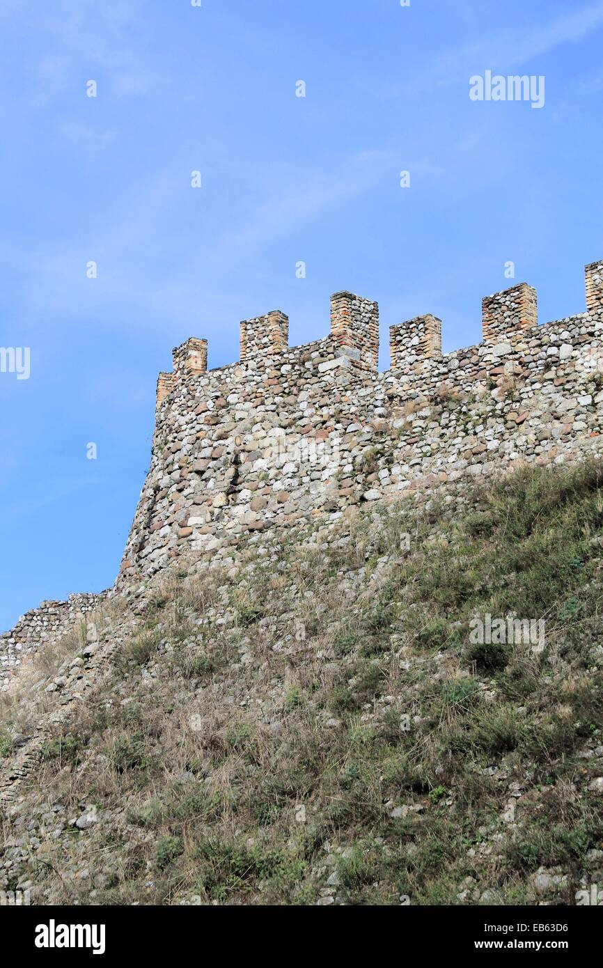Antiguas murallas defensivas en Lonato, Lago de Garda, en el norte de Italia Foto de stock