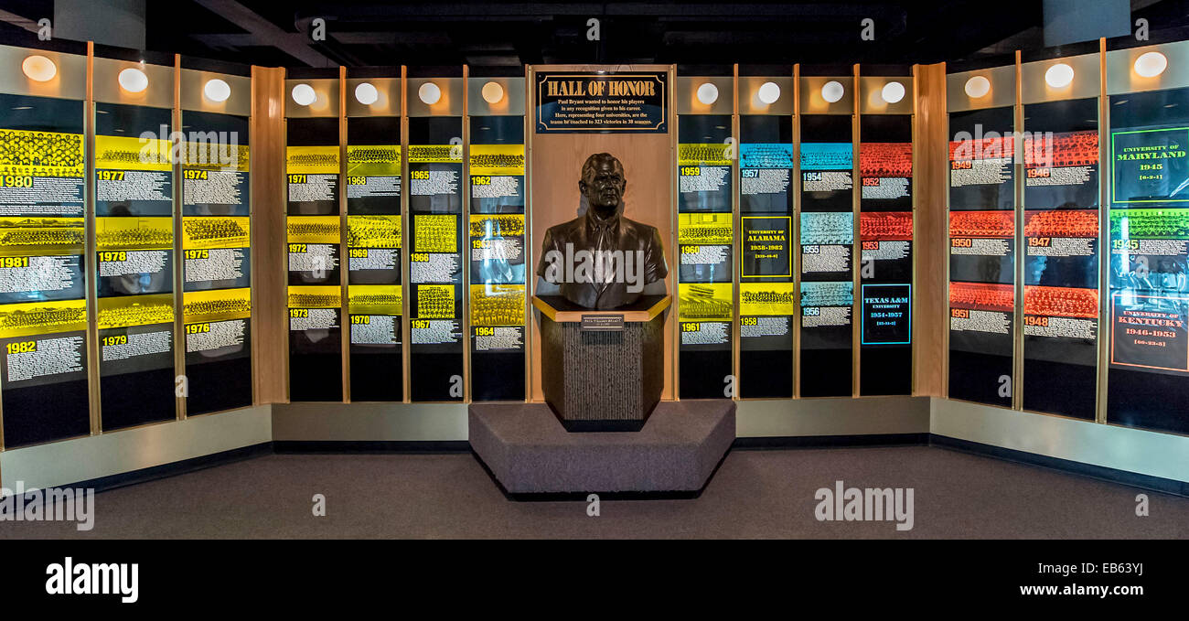 Tuscaloosa, Alabama, Estados Unidos. 26 Nov, 2014. Una muestra en el Museo Paul W. Bryant en el campus de la Universidad de Alabama. El museo rinde homenaje a la historia del fútbol en la escuela, con especial énfasis en el legendario entrenador Paul "Bear" Bryant. El tazón de hierro de 2014 juego será jugado en el estadio Bryant-Denny en Tuscaloosa el 29 de noviembre contra la Universidad de Auburn. © Brian Cahn/Zuma alambre/Alamy Live News Foto de stock
