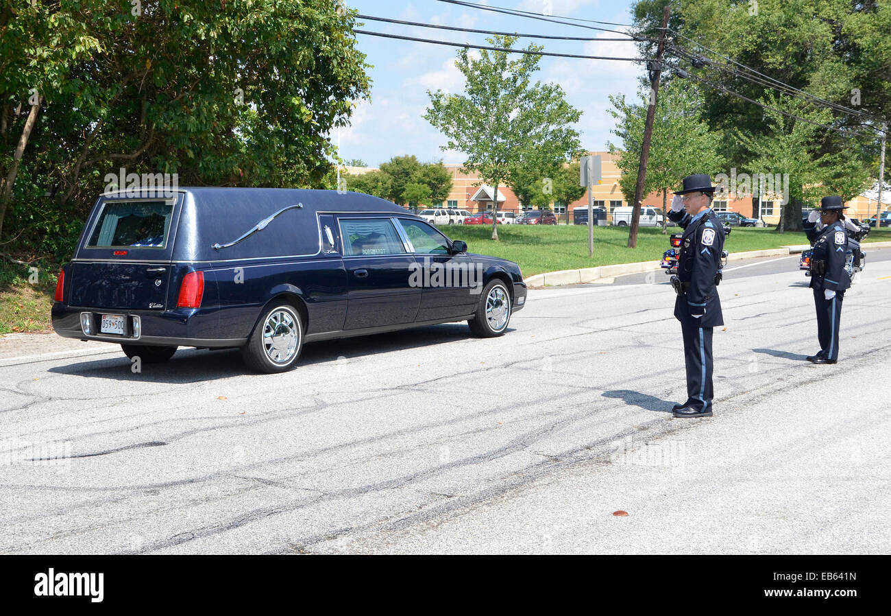 Dos oficiales de policía del condado de Anne Arundel salute el coche fúnebre que contenía el cuerpo del Condado de Prince George's caídos,md oficial Foto de stock