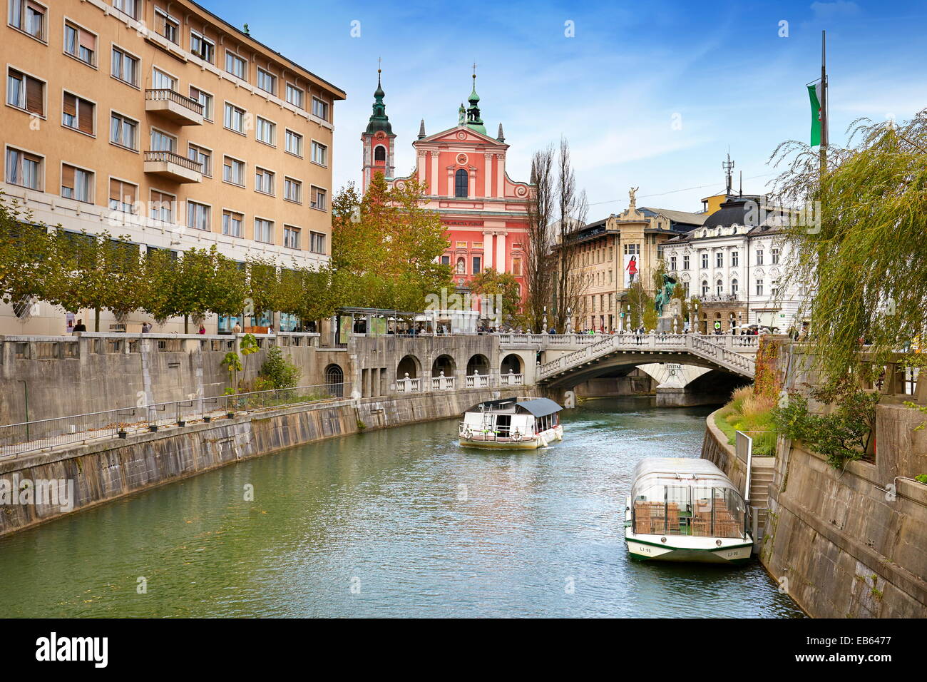 Ljubljana, ver en Bridge y la iglesia franciscana, Eslovenia Foto de stock