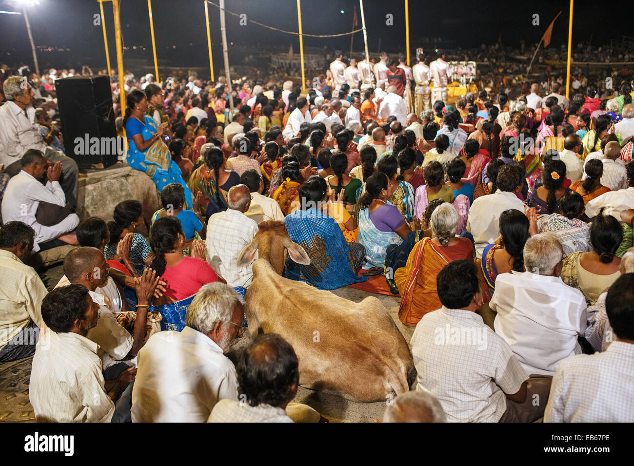 Las multitudes esperar Ganga Aarti ceremonia para iniciar en el main ghat de Varanasi, en India. Foto de stock