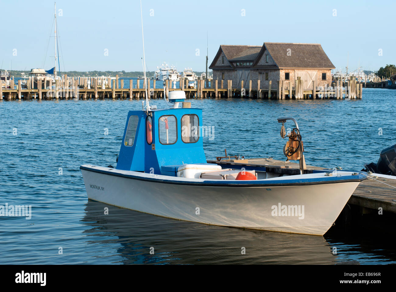 Barco pesquero en Bay Harbor Marina Montauk, Nueva York, EE.UU. el Océano Atlántico en el Hamptons Foto de stock