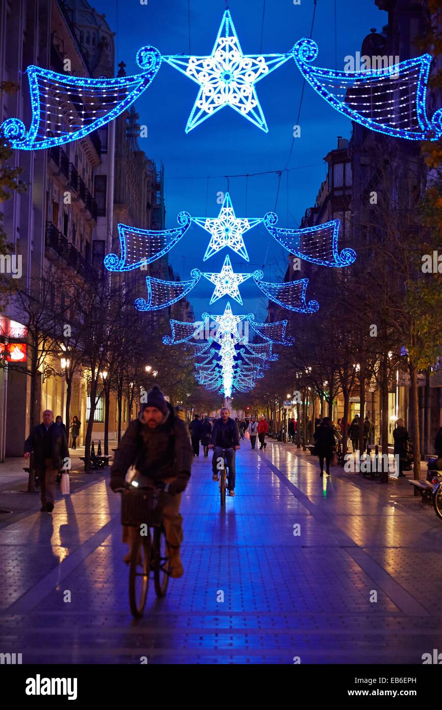 Calle con las luces de Navidad, Getaria Street, San Sebastián, Donostia,  Gipuzkoa, País Vasco, España Fotografía de stock - Alamy