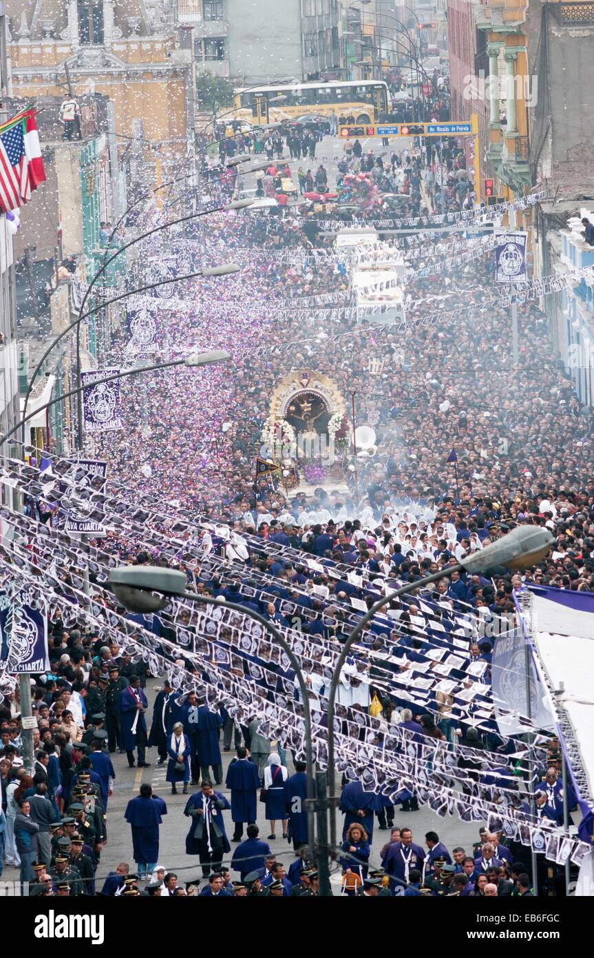 Procesión del Señor de Los Milagros en la ciudad de Lima Perú