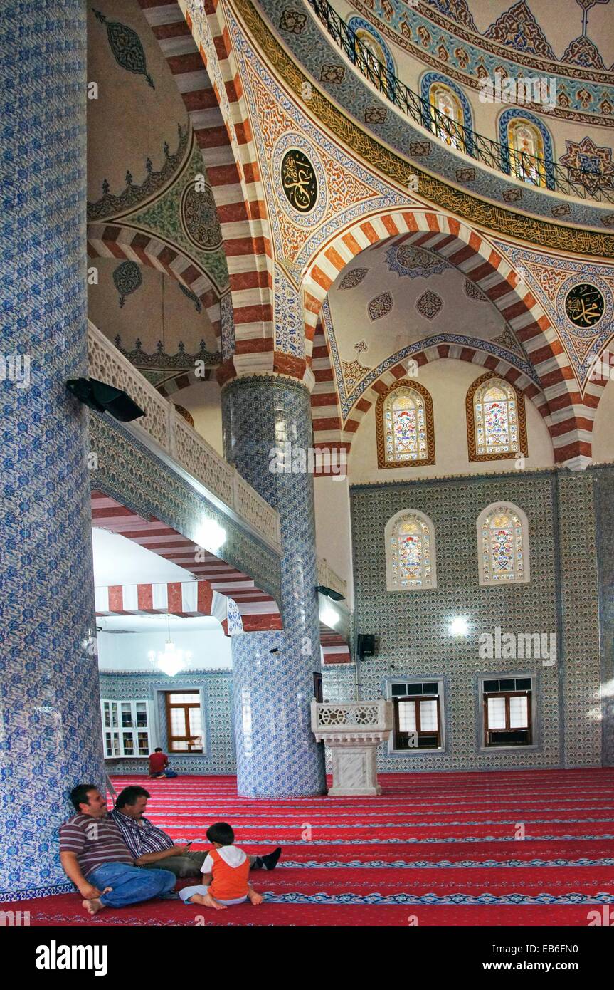 En la Mezquita Rizvaniye (1716) mezquita otomana contiguo al Complejo Balikligöl Sanliurfa Turquía Sanliurfa a menudo simplemente conocido como Foto de stock