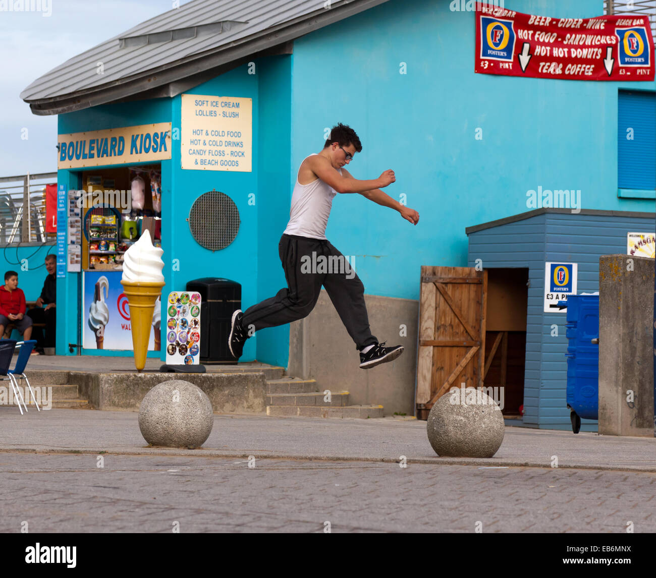 Un joven practicando Parkour se desplaza al puerto de Ramsgate, Kent. Foto de stock