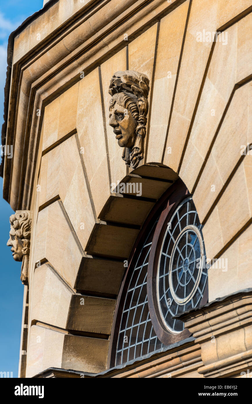 Ornamentación en piedra y decoración en el Teatro Sheldonian de Oxford University Foto de stock