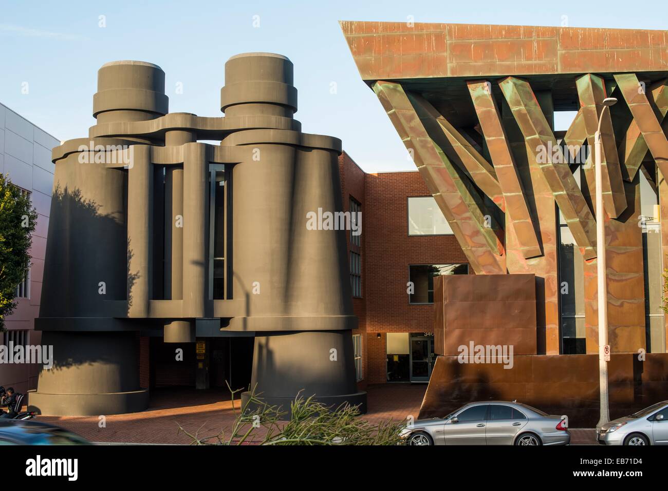 Los prismáticos edificio, originalmente el Edificio Chiat/Day, Venecia,  ahora ocupados por Google, Los Ángeles, California, Estados Unidos  Fotografía de stock - Alamy