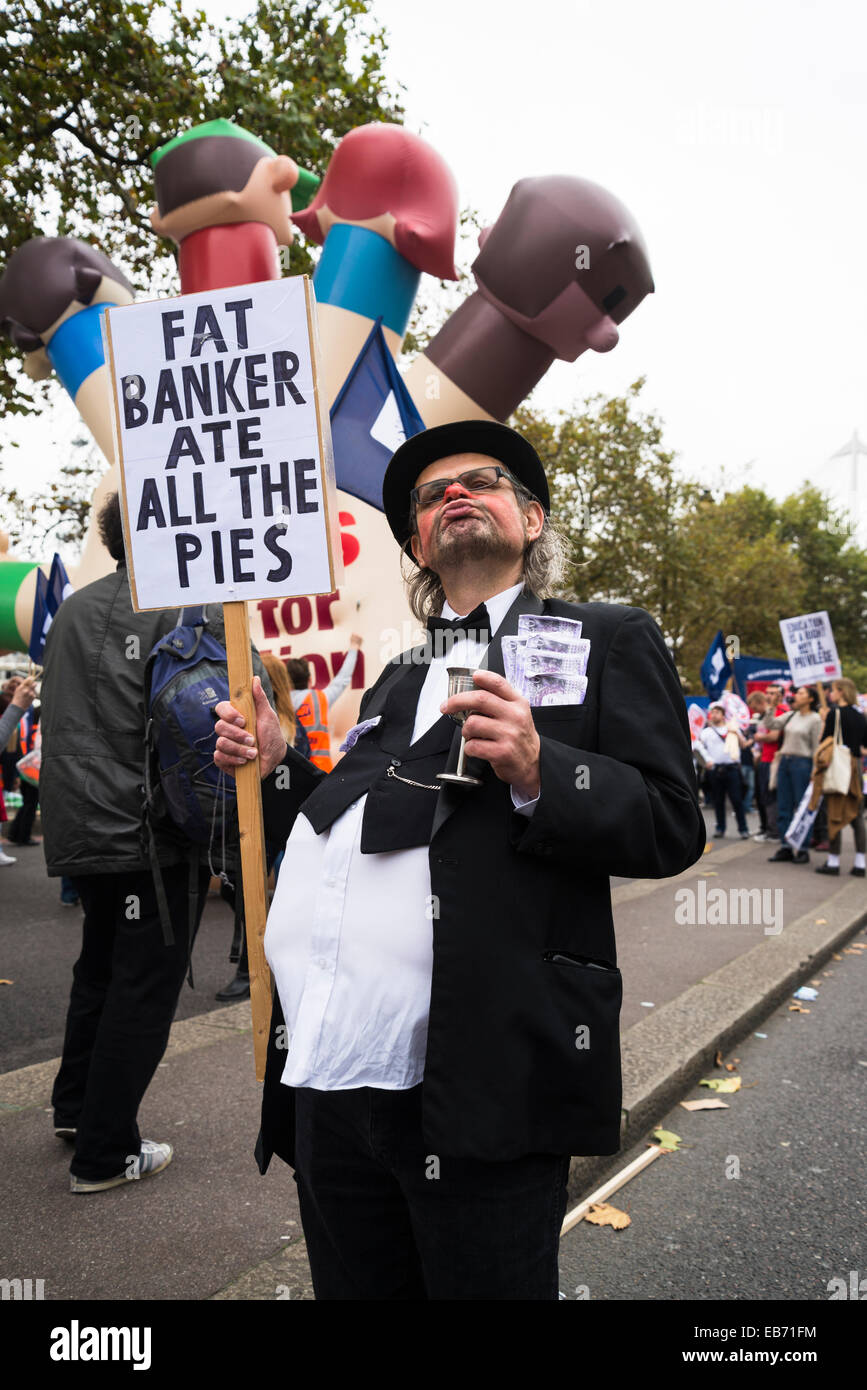 Gran Bretaña necesita un aumento salarial de marzo, Londres, un hombre vestido como banquero, 18 de octubre de 2014, REINO UNIDO Foto de stock