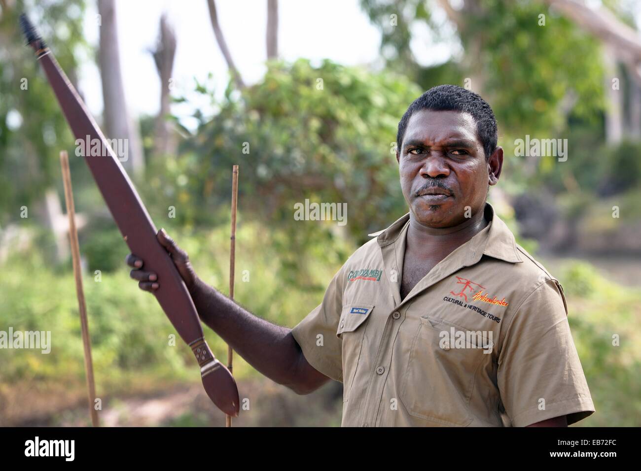 Guía aborigen demostrando una lanza de Woomera throwerin Parque Nacional Kakadu, Territorio del