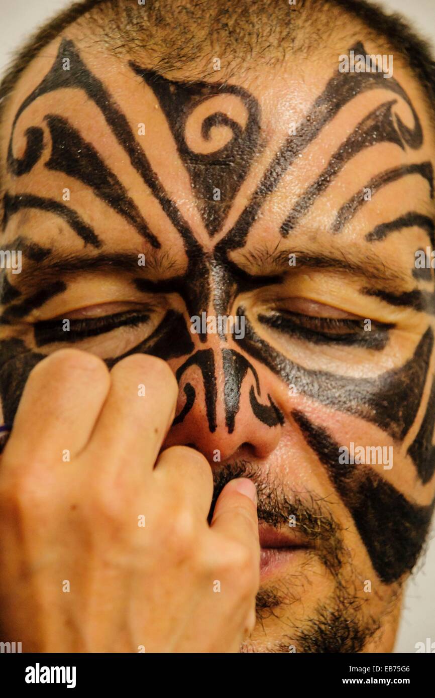 Caracterización y maquillaje de los guerreros musulmanes Moros y Cristianos  Pollença Sierra de Tramuntana de Mallorca Baleares Fotografía de stock -  Alamy