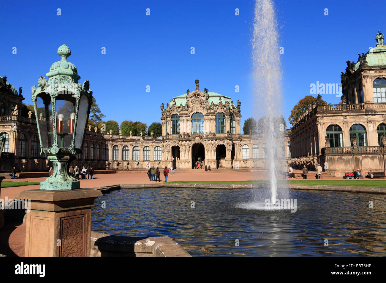 Fuente en el patio central del Palacio Zwinger, Dresde, Sajonia, Alemania, Europa Foto de stock