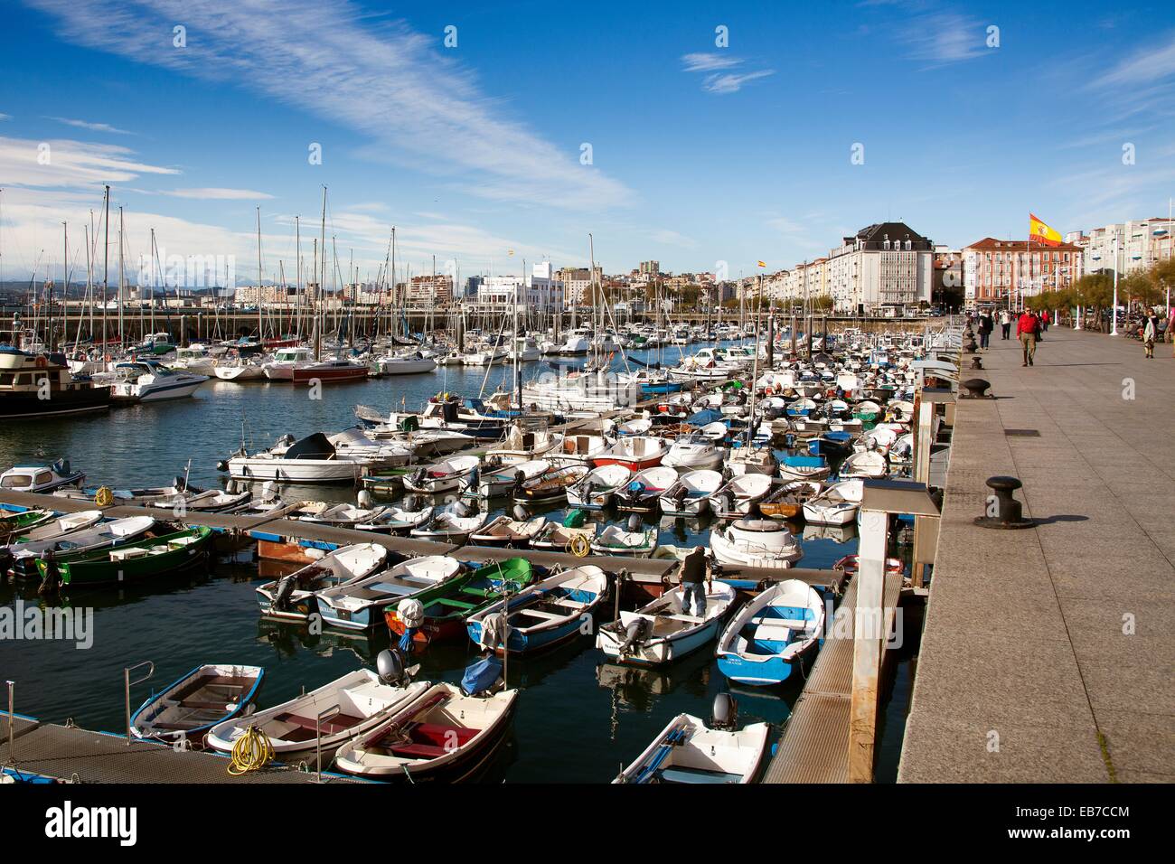 Barcos de pesca en la Marina Puerto Chico, Santander, Cantabria, España  Fotografía de stock - Alamy