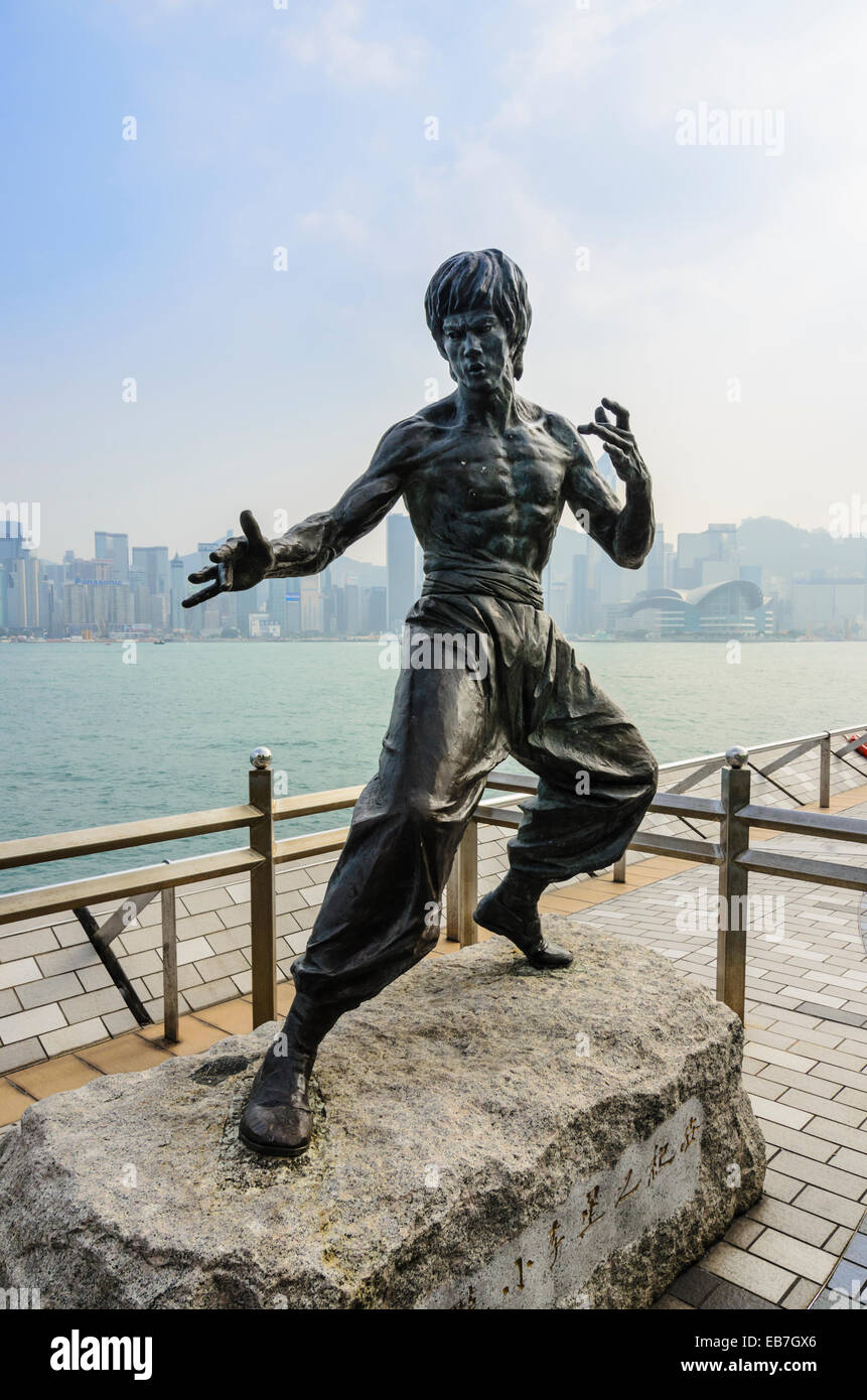 Estatua de Bruce Lee a lo largo de la Avenida de las estrellas en el Victoria Harbour Waterfront, Tsim Sha Tsui, Hong Kong, China Foto de stock