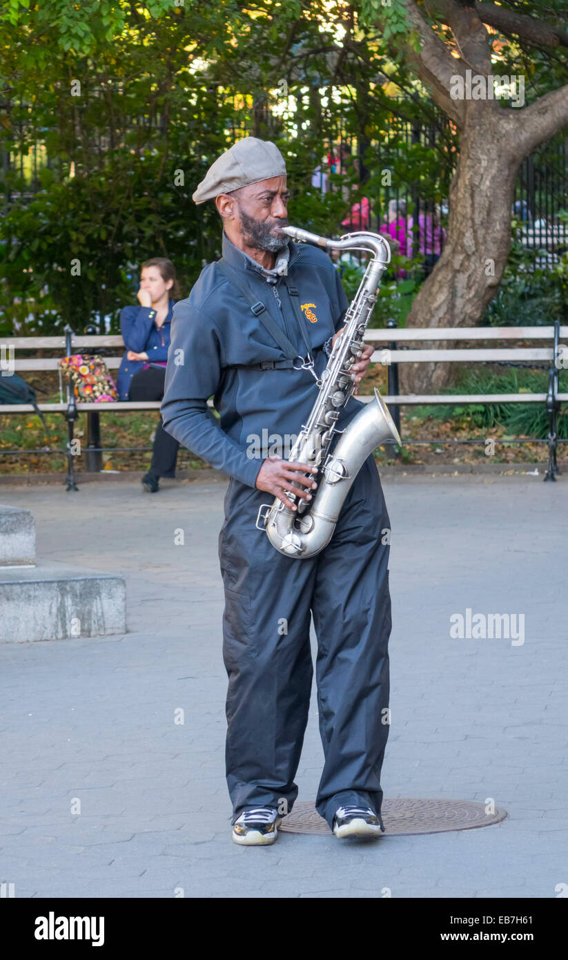 Saxofonista tenor Jazz busking en Washington Square Park en Greenwich Village en la Ciudad de Nueva York Foto de stock