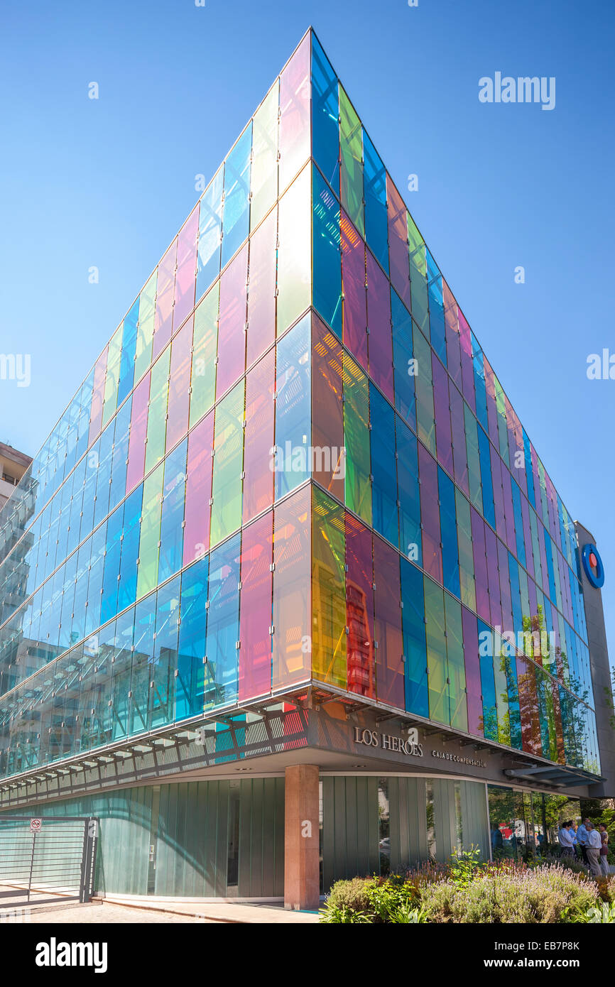 Santiago de Chile, Los Héroes colorido colorido edificio de moderna arquitectura, diseño de color de color de la piel de vidrio doble fachada. Foto de stock