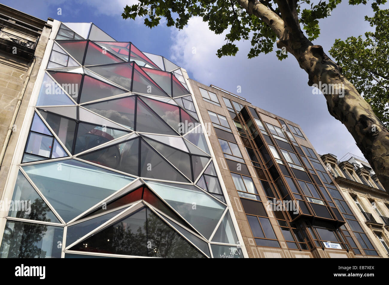 París, Francia, el diseño moderno en un edificio a lo largo de la Avenida de los Campos Elíseos Foto de stock