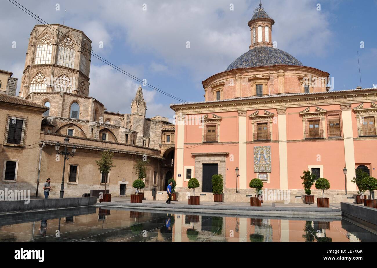 Valencia, España la Plaza de la Almoina, la Basílica de la Virgen de los Desanparados derecho y Valencia, España la Plaza de la Almoina, la Basílica de la Virgen de los Desanparados derecho y