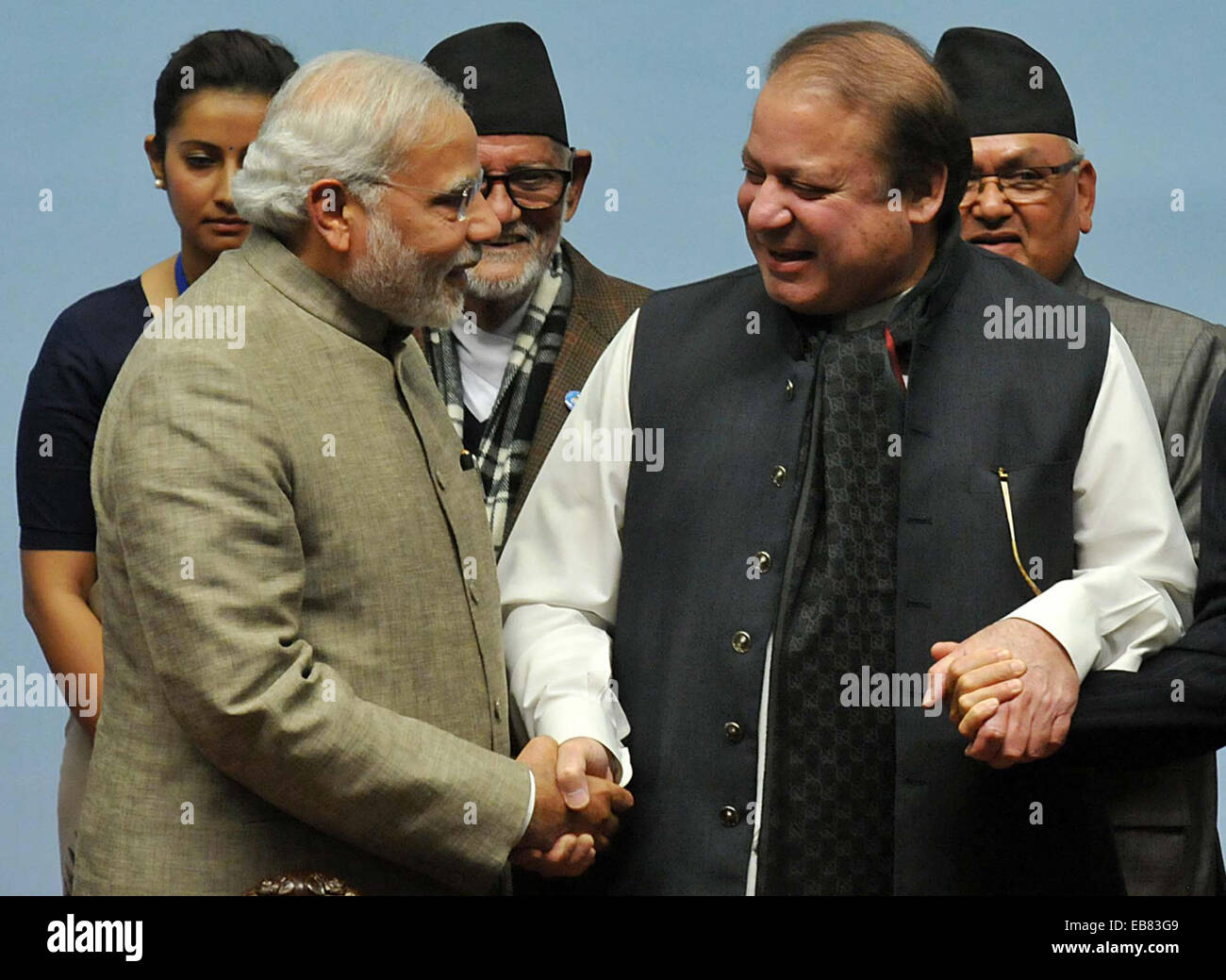 PM pakistaní Nawaz Sharif y PM de la India Narendra Modi se estrecharon la mano y se reunió brevemente durante el retiro en la cumbre de la SAARC, el jueves, 27 de noviembre de 2014. Un día después de Sharif notoriamente evitados Modi mientras se reunía con otros cinco líderes del Sur de Asia en Katmandú. Foto de stock