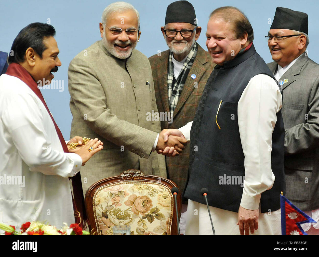 PM pakistaní Nawaz Sharif y PM de la India Narendra Modi se estrecharon la mano y se reunió brevemente durante el retiro en la cumbre de la SAARC, el jueves, 27 de noviembre de 2014. Un día después de Sharif notoriamente evitados Modi mientras se reunía con otros cinco líderes del Sur de Asia en Katmandú. Foto de stock