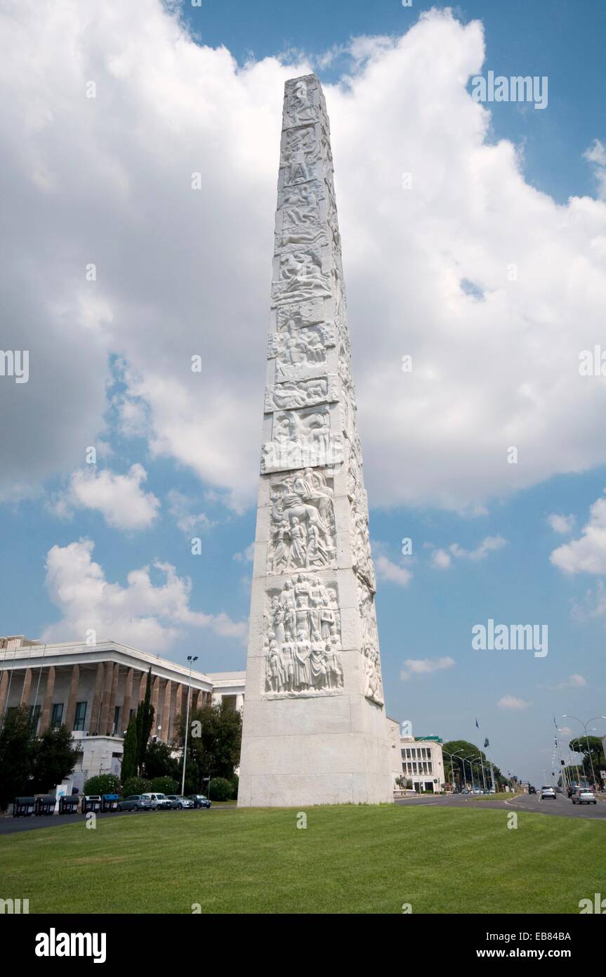 Italia, Lazio, Roma, distrito Eur, Guglielmo Marconi Obelisco Foto de stock