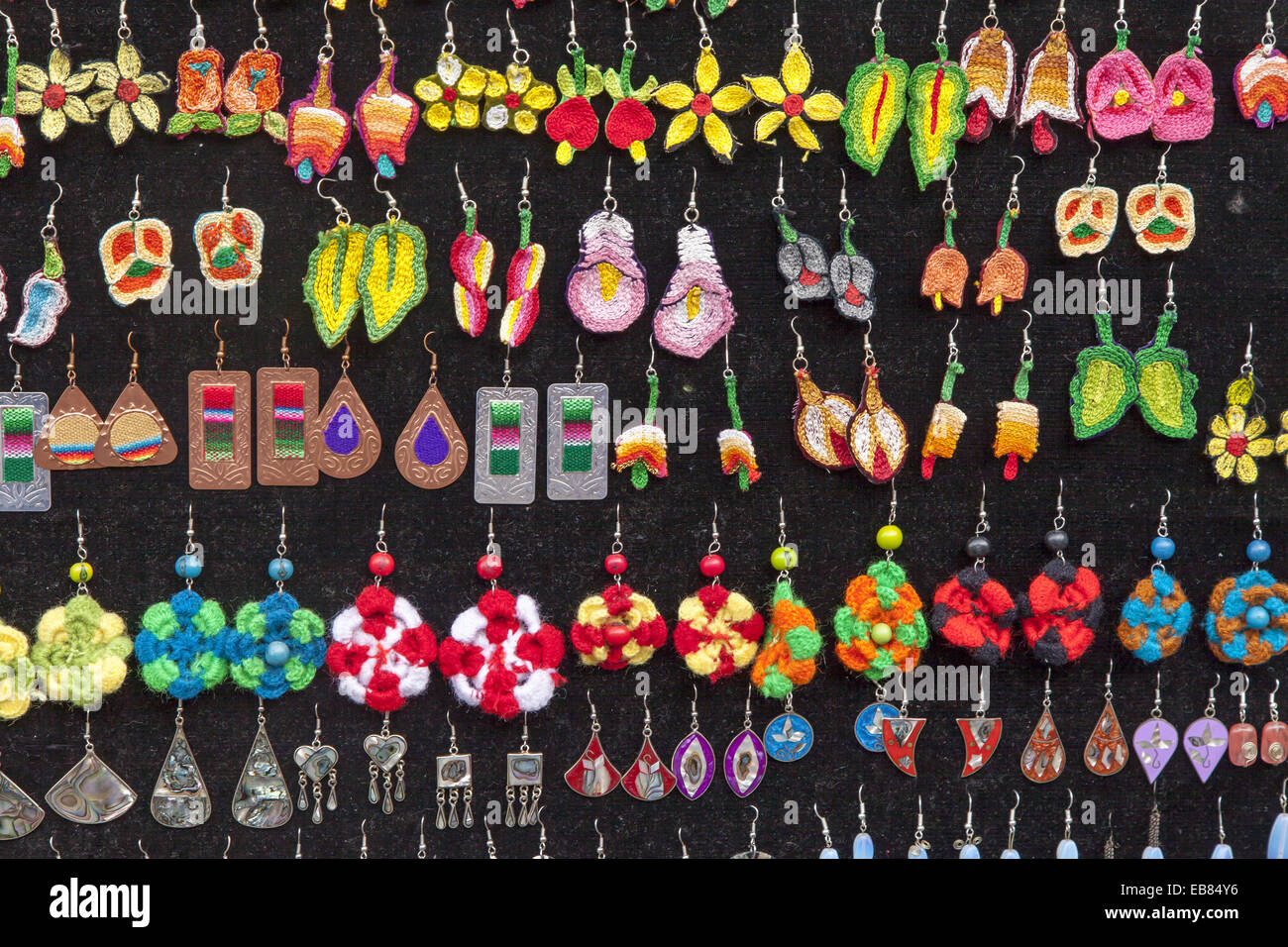 Una colorida colección de aretes: Oaxaca, México Fotografía de stock - Alamy