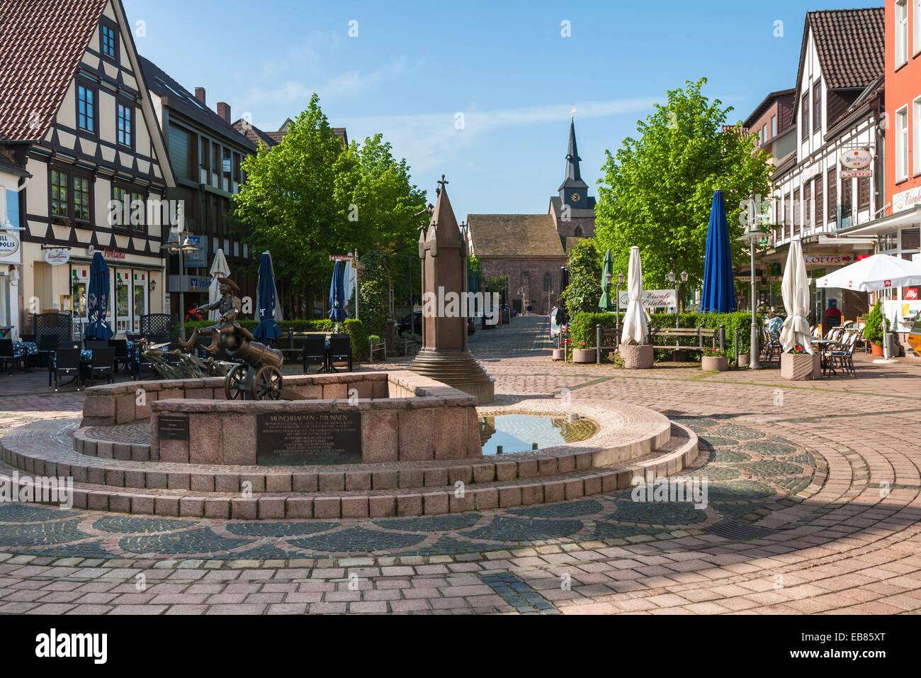 Market Square en Bodenwerder con una estatua del Barón Munchhausen en el cuento de hadas alemán Ruta, Baja Sajonia, Alemania, Europa Foto de stock