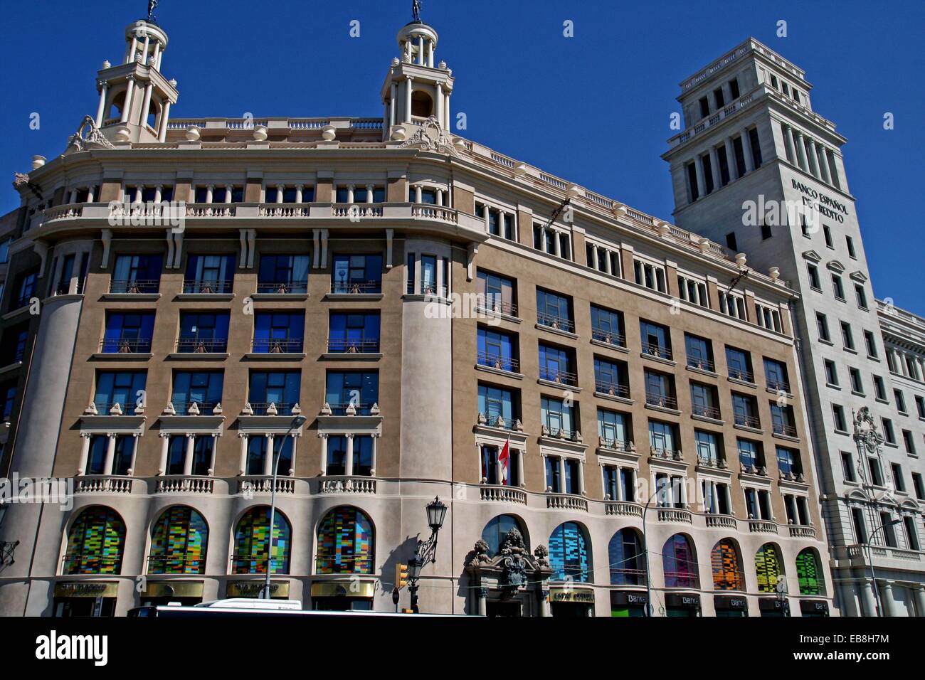 Edificios neoclásicos, bancos, Plaça de Catalunya, Barcelona, Cataluña,  España Fotografía de stock - Alamy