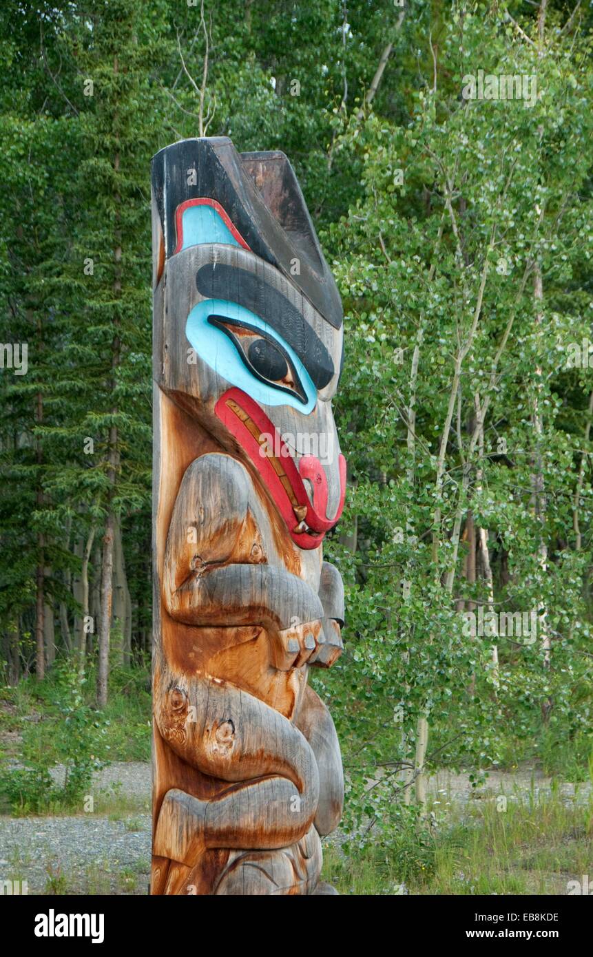 Canadá, Yukon Territory, Teslin Tlingit, Heritage Centre, tótem con