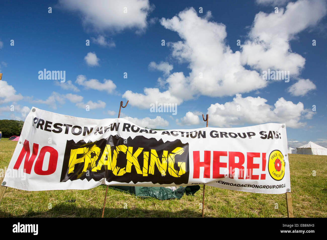 Pancartas de protesta contra el fracking en una granja sitio en poco Plumpton cerca de Blackpool, Lancashire, UK, donde el Consejo por primera vez en el Reino Unido, ha concedido permiso de planificación comercial fracking fro shale gas, por la cuadrilla. Foto de stock