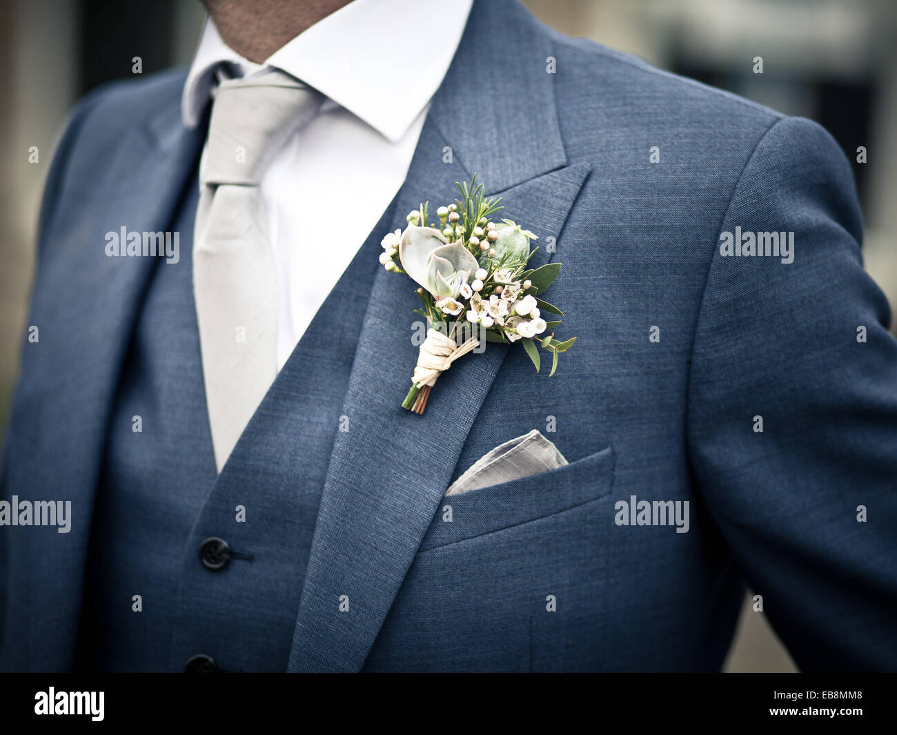 Botón de novios agujero en traje azul con camisa blanca, traje de novia Foto de stock