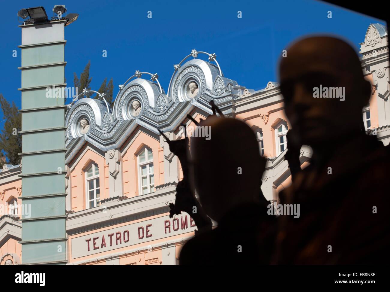 Maniquíes en la tienda, al fondo Teatro Romea, Plaza de Julián Romea,  ciudad de Murcia, España, el Sudeste de Europa Fotografía de stock - Alamy