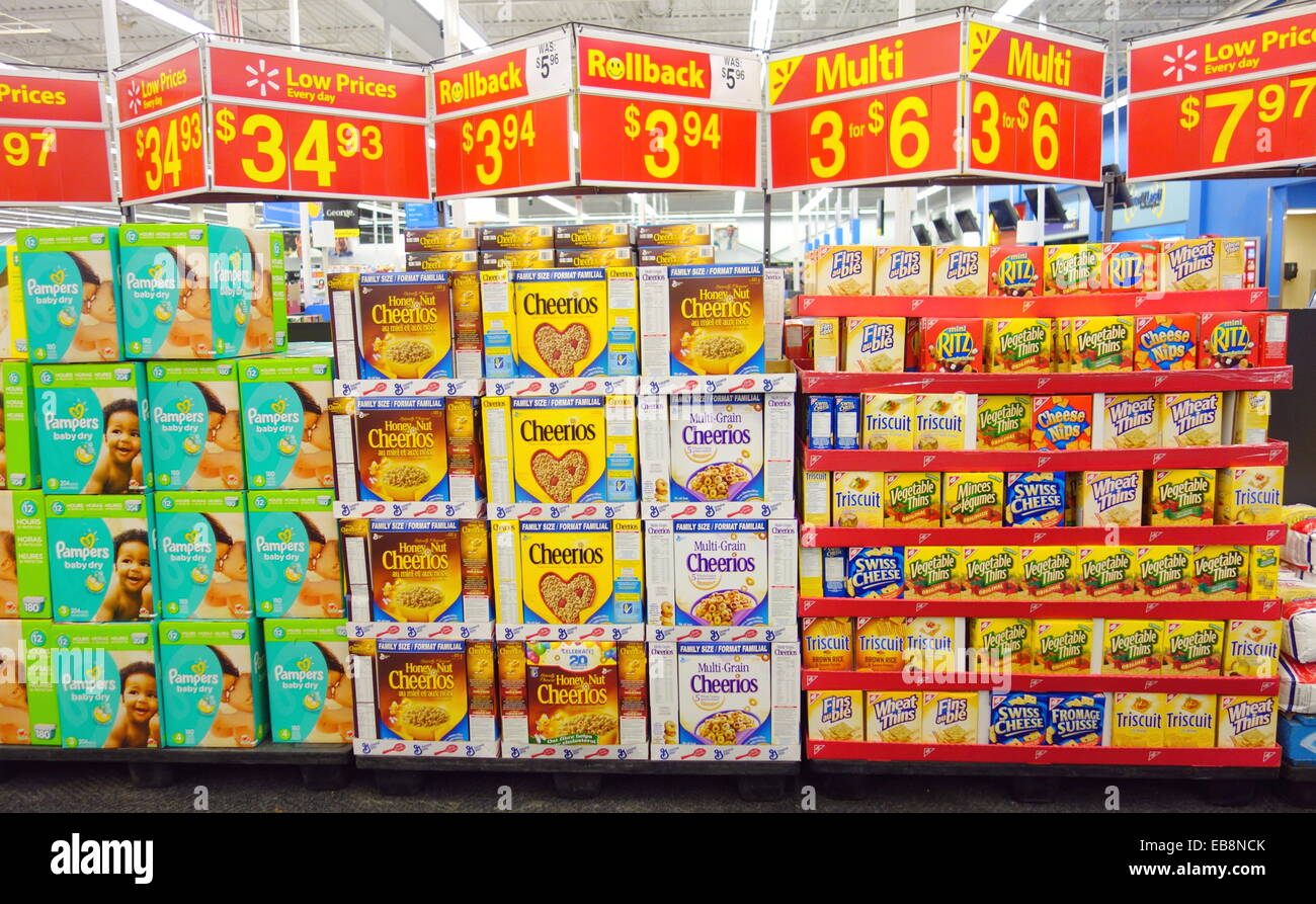 Selección de productos alimenticios de venta en un supermercado en Toronto, Canadá Foto de stock