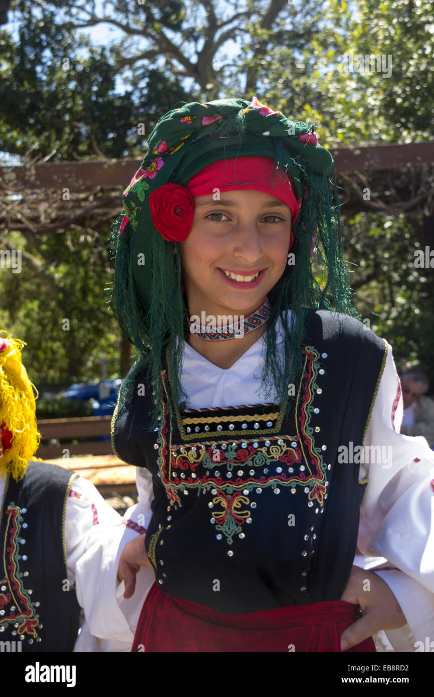 1, una chica, Greek-American Greek-American, niña, bailarín, bailarina, Folk Festival griego de Marin, Novato, Marin County, California Foto de stock