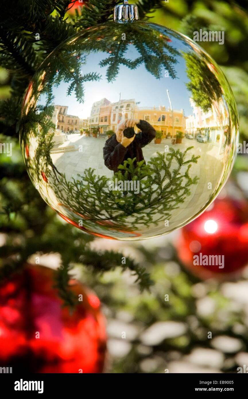 Municipio de Foios y fotógrafo reflejado en una bola de Navidad, Valencia,  España Fotografía de stock - Alamy