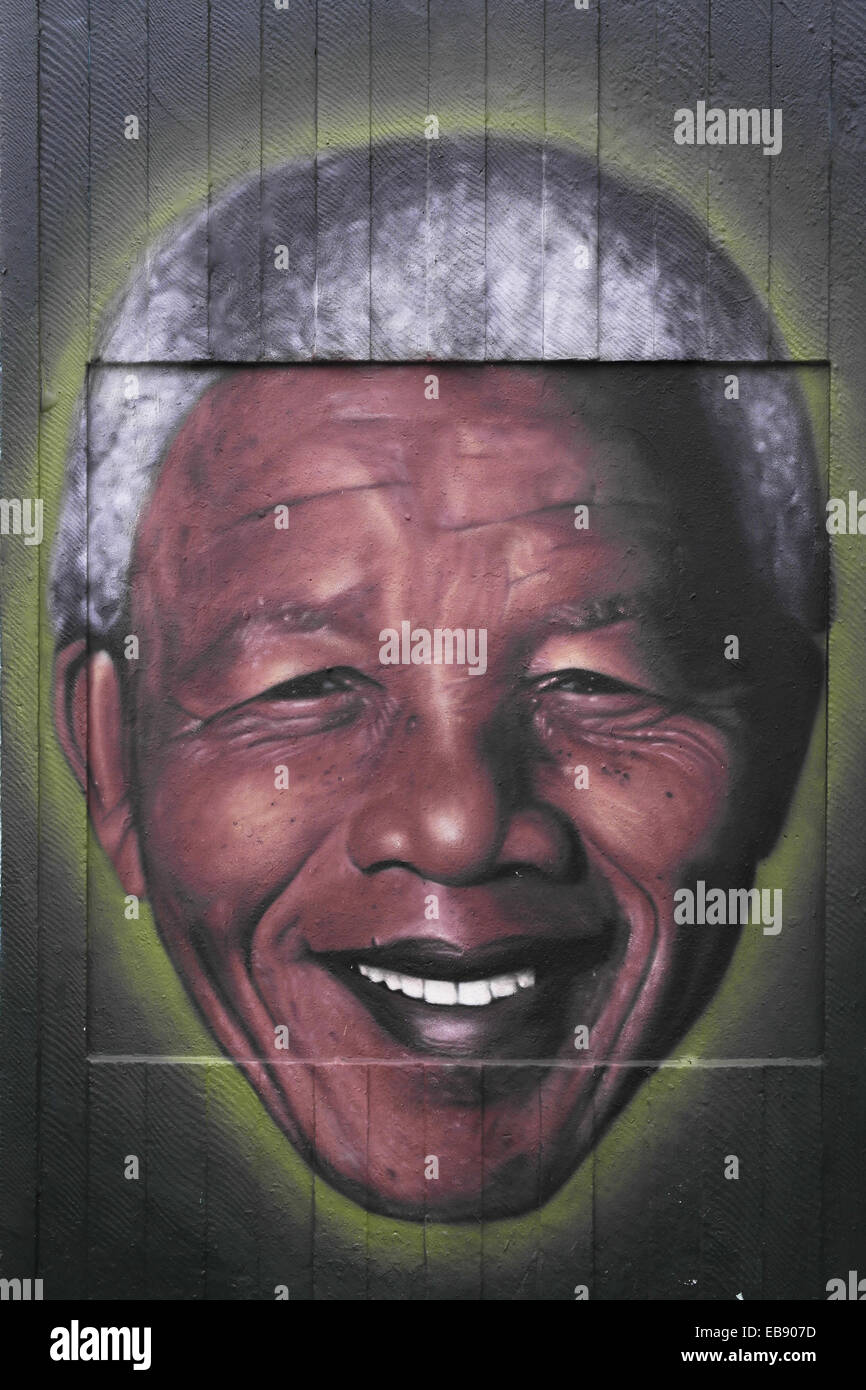 Cabeza sonriente retrato de Nelson Mandela pintado final del antiguo bloque higiénico por artista de graffiti Akse, Stevenson Square, Manchester Foto de stock