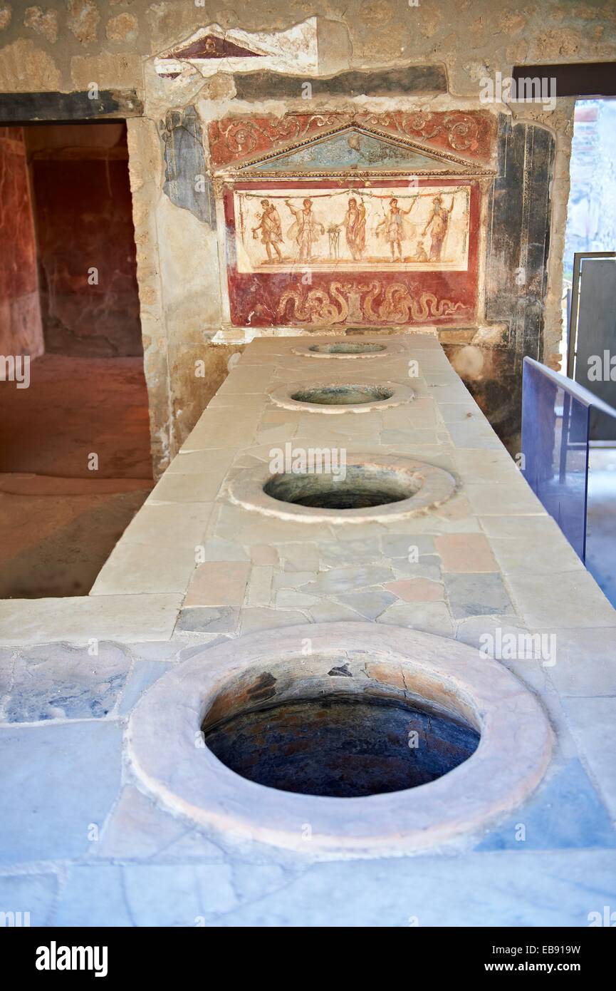 El Thermopolium de Lucius Vetutius Placidus en la Via del Abbondante con el mostrador con agujeros que contenían Foto de stock