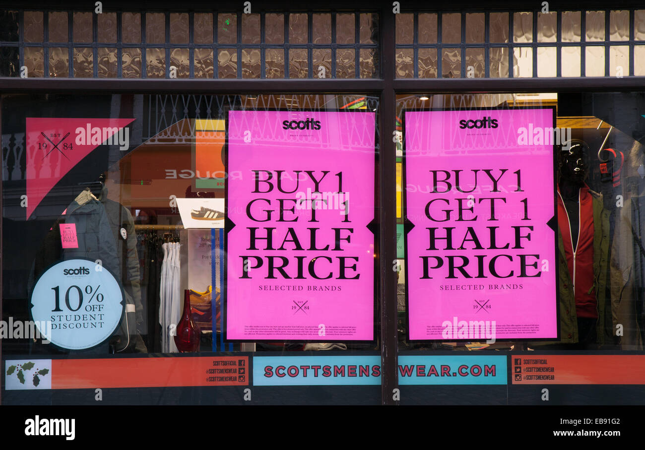 Scotts, ropa de hombre Chester. Venta de ropa para hombre 'Buy One get one  half price' en Bridge Street, temporada de compras en el centro de la  ciudad, tiendas, tiendas, compradores de