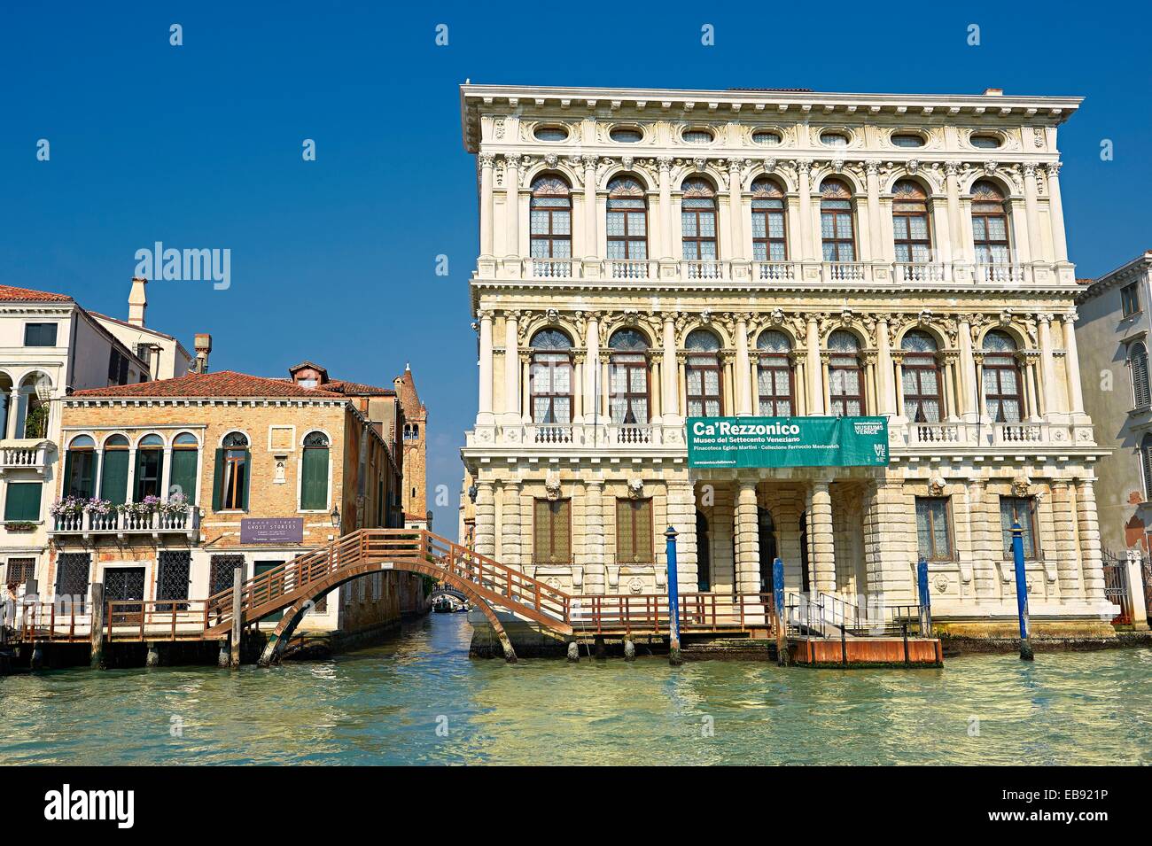 El Palacio Ca'Rezzonico construido en 1649 por Baldassarre Longhena en estilo barroco en el Gran Canal Venecia Foto de stock