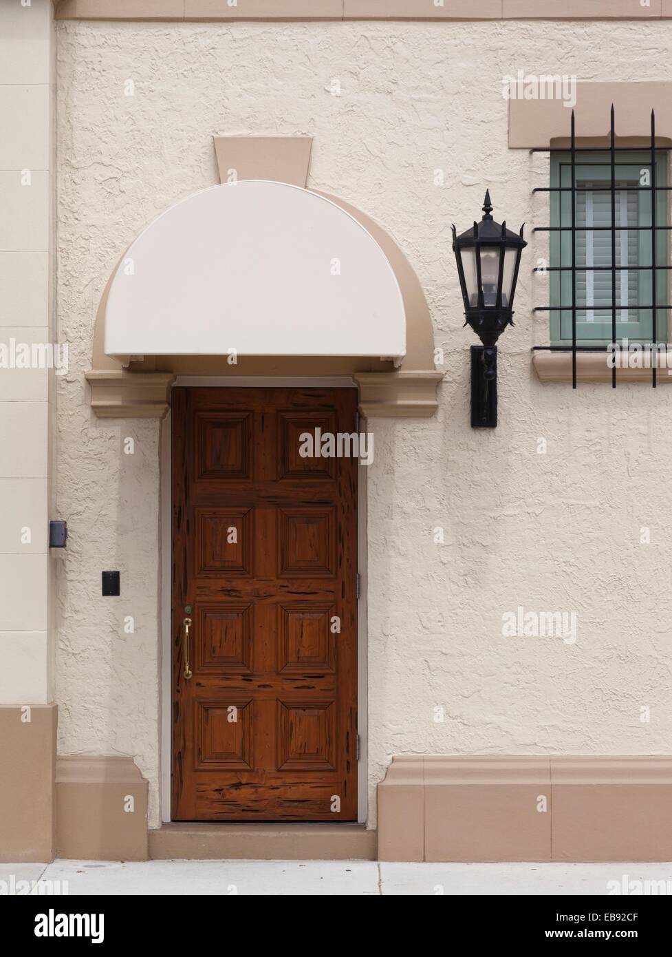 Puerta con toldo y una lámpara. Palm Beach, FL, EEUU Fotografía de stock -  Alamy