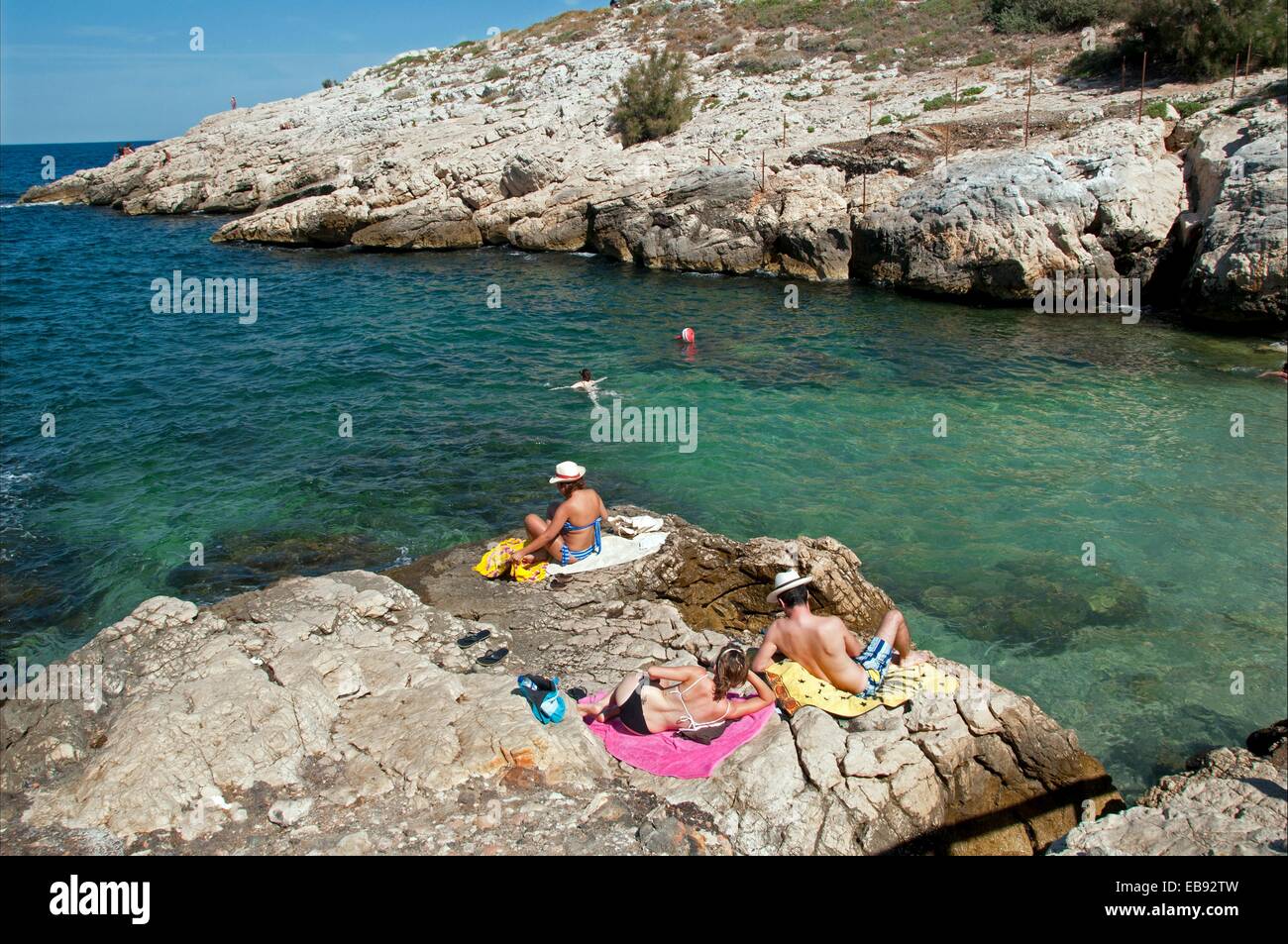 La gente descansando del sol sobre los acantilados Calanque Samena Mar Mediterráneo MARSEILLE Bouches-du-Rhone Provenza- Alpes-Cote d Azur Foto de stock