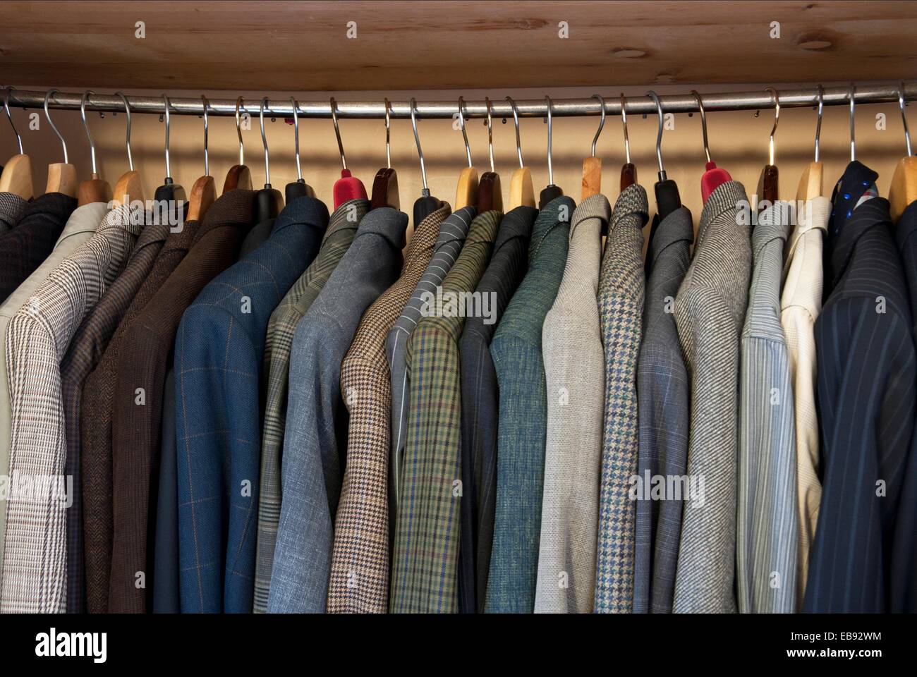 Armario lleno de hombres privados de hombres chaquetas, color image  Fotografía de stock - Alamy