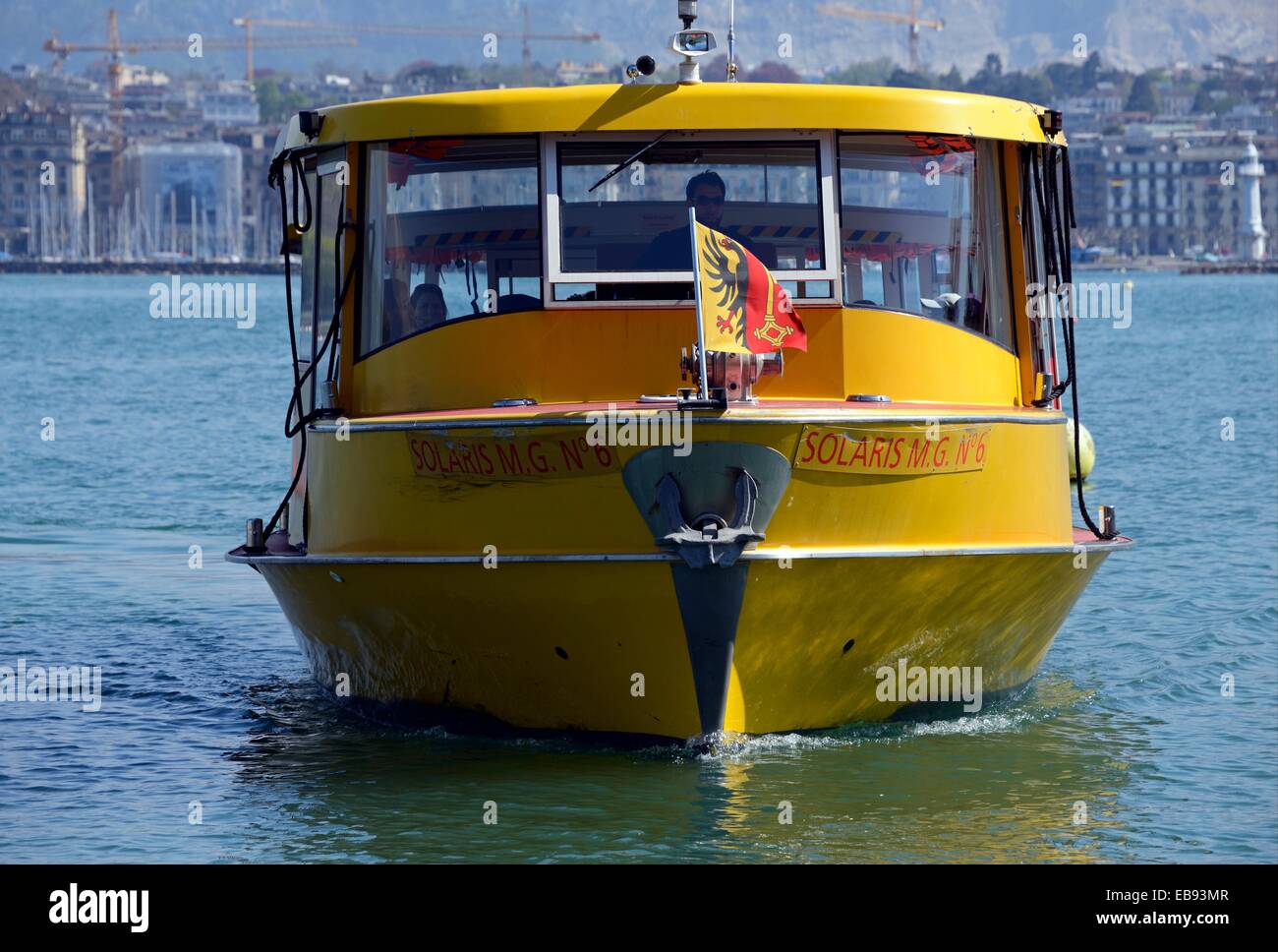 Uno agua amarilla tranvías llamado 'Mouettes Genevoises' - Gaviotas barcos  de transporte público de Ginebra de conectar a los bancos del Lago Ginebra  Lac Fotografía de stock - Alamy