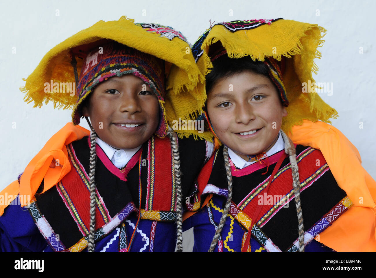 Dos niños peruanos con vestimentas tradicionales en Cuzco, Perú, América del Sur. Foto de stock
