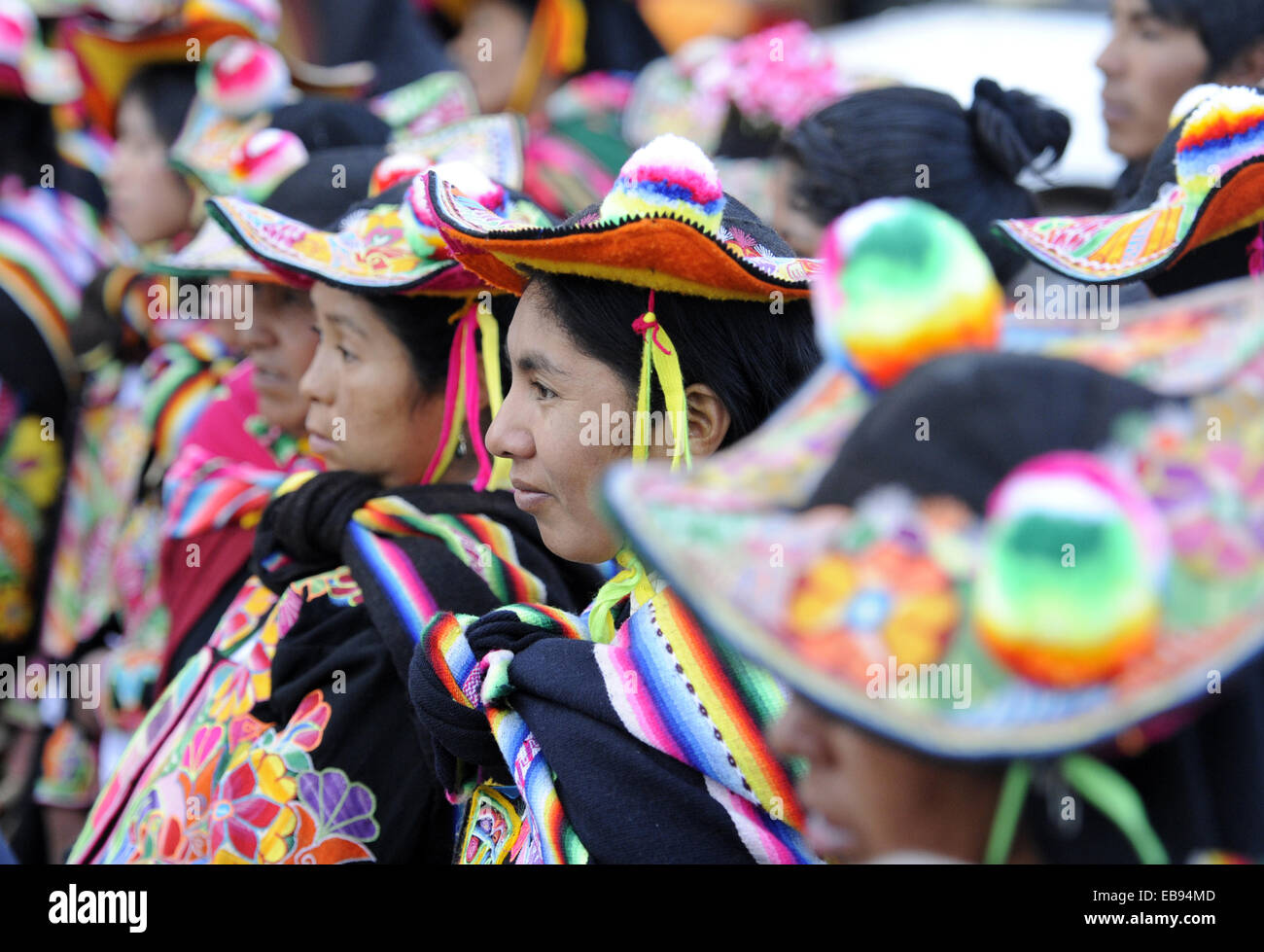 Mujeres en ropa tradicional en el pueblo peruano del Lago Titicaca, Perú, América del Sur. Foto de stock