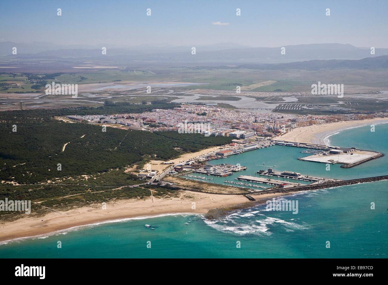 Barbate de Franco Cádiz, España vista aérea de la ciudad y su pequeño puerto  de la desembocadura del río arrojar browny agua al mar Fotografía de stock  - Alamy