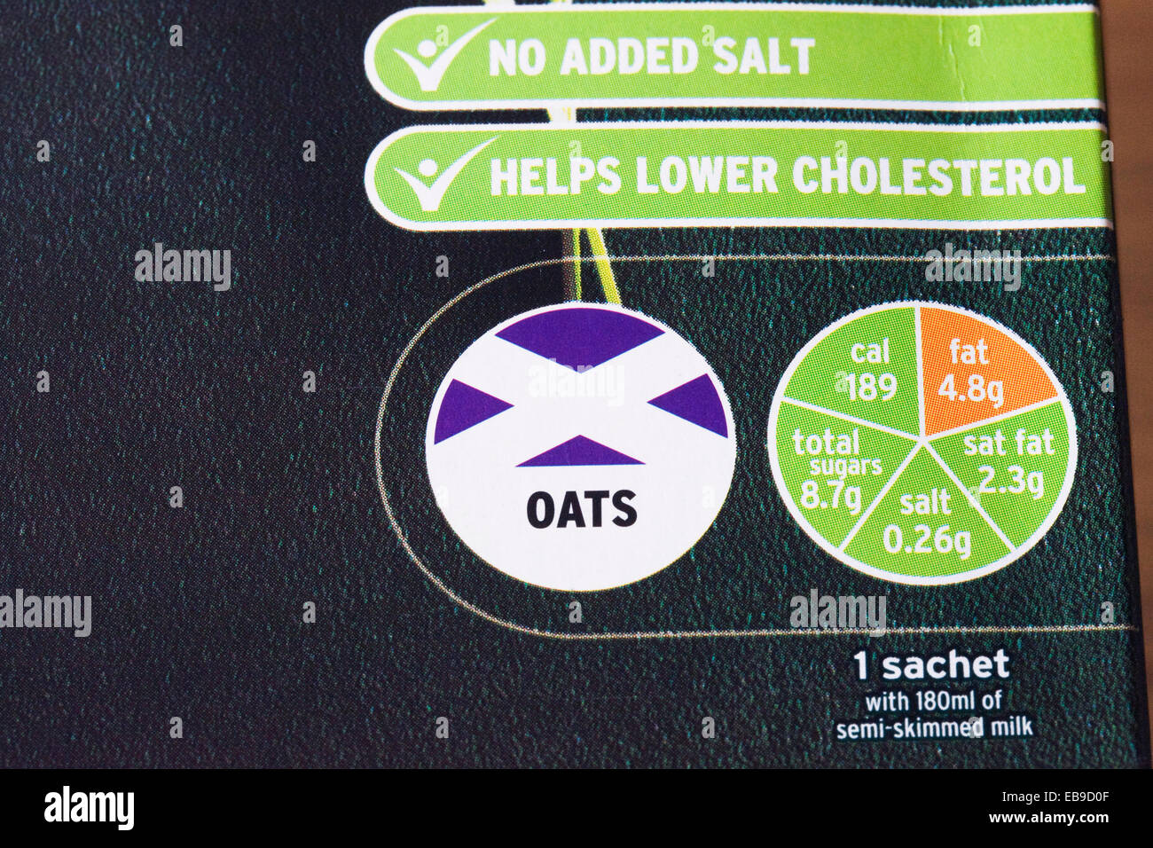 Información nutricional sobre un paquete de gachas de avena. Foto de stock