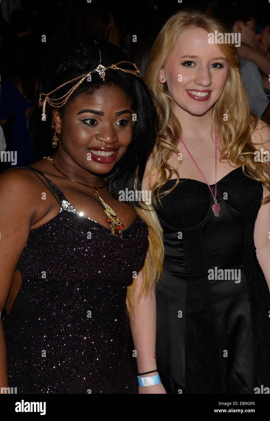 Dos teenaage interracial amigas Foto de stock